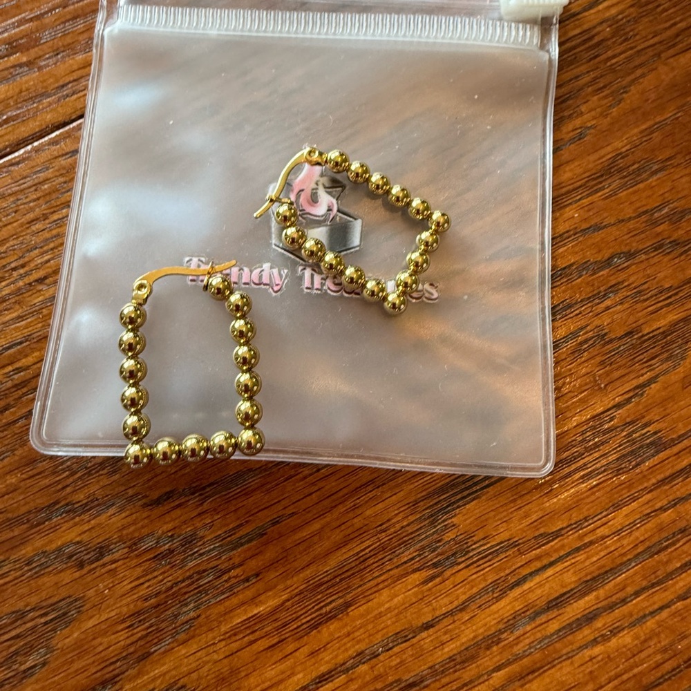 Super cute trendy treasures new in
Package gold tone gold plated hoop earrings